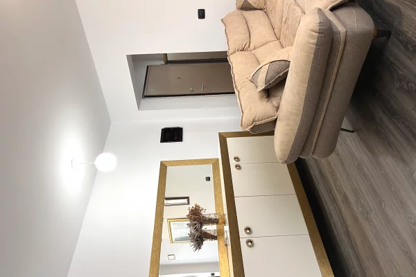 Shtepi ne shitje Apartament ne Tirane, 2+1, Mobilimi Pjeserisht e mobiluar, Pagesa 195,000  Euro.