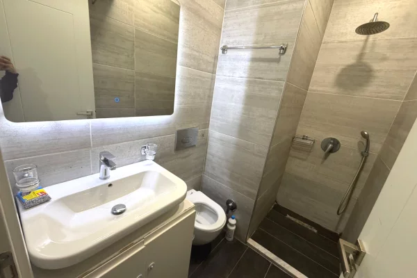 Shtepi me qera Apartament ne Tirane, 1+1, Mobilimi E mobiluar, Pagesa 45,000  Leke.