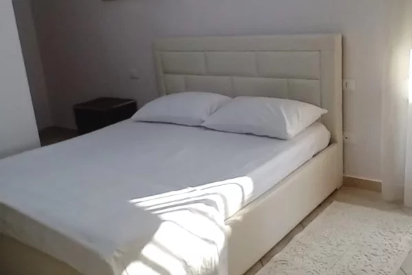 Shtepi me qera Apartament ne Tirane, 1+1, Mobilimi E mobiluar, Pagesa 650  Euro.