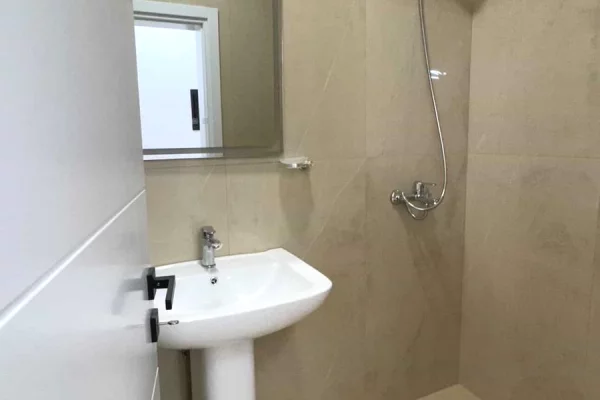 Shtepi me qera Apartament ne Tirane, 2+1, Mobilimi E mobiluar, Pagesa 70,000  Leke.