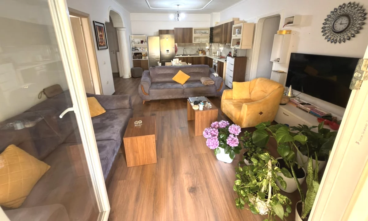 Shtepi me qera Apartament ne Tirane, 3+1, Mobilimi E mobiluar, Pagesa 700  Euro.