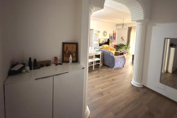 Shtepi me qera Apartament ne Tirane, 3+1, Mobilimi E mobiluar, Pagesa 700  Euro.