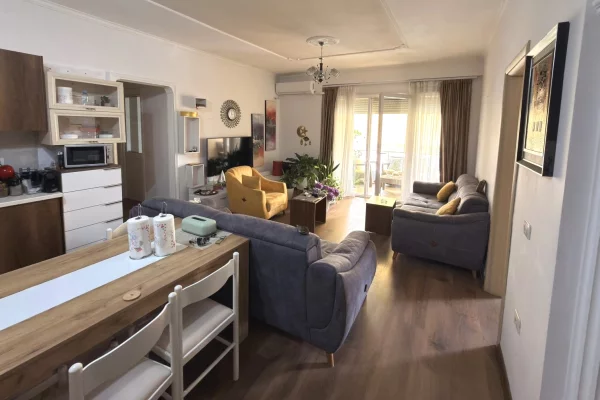 Shtepi me qera Apartament ne Tirane, 3+1, Mobilimi E mobiluar, Pagesa 700  Euro.