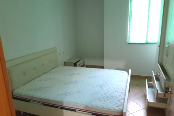 Shtepi me qera Apartament ne Tirane, 2+1, Mobilimi E mobiluar, Pagesa 40,000  Leke.