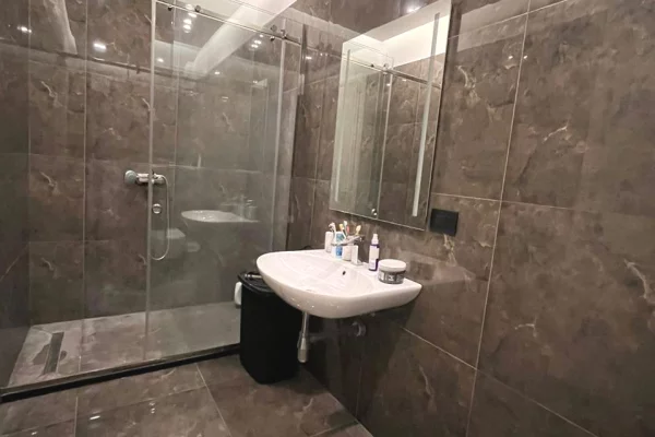 Shtepi ne shitje Apartament ne Tirane, 2+1, Mobilimi E mobiluar, Pagesa 420,000  Euro.