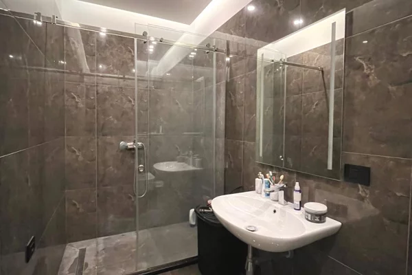 Shtepi ne shitje Apartament ne Tirane, 2+1, Mobilimi E mobiluar, Pagesa 420,000  Euro.