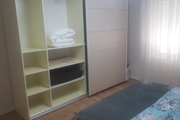 Shtepi ne shitje Apartament ne Tirane, 2+1, Mobilimi E mobiluar, Pagesa 1,640,000  Leke.