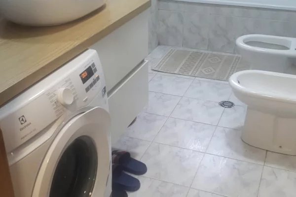 Shtepi ne shitje Apartament ne Tirane, 2+1, Mobilimi E mobiluar, Pagesa 1,640,000  Leke.