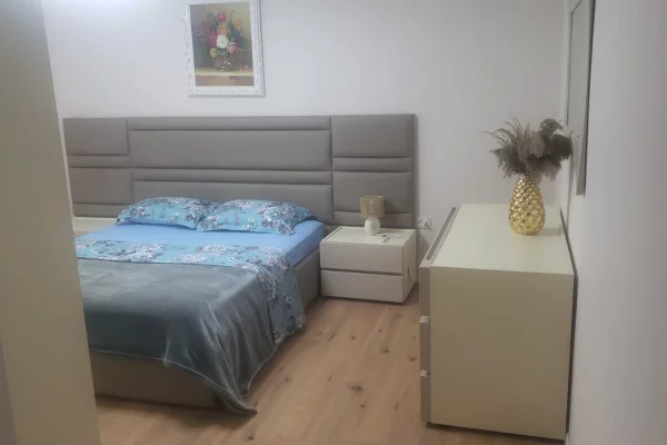 Shtepi ne shitje Apartament ne Tirane, 2+1, Mobilimi E mobiluar, Pagesa 1,640,000  Leke.