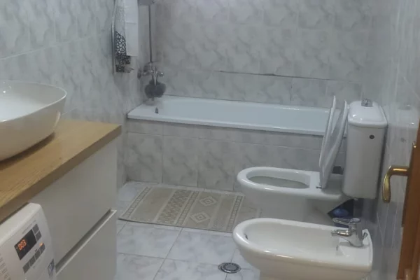 Shtepi ne shitje Apartament ne Tirane, 2+1, Mobilimi E mobiluar, Pagesa 1,640,000  Leke.