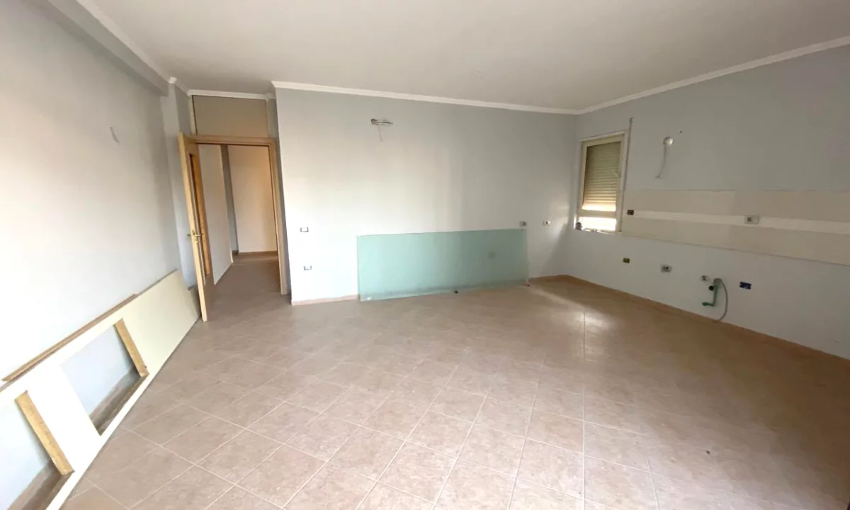 Shtepi ne shitje Apartament ne Tirane, 2+1, Mobilimi Bosh, pa mobiluar, Pagesa 225,000  Euro.