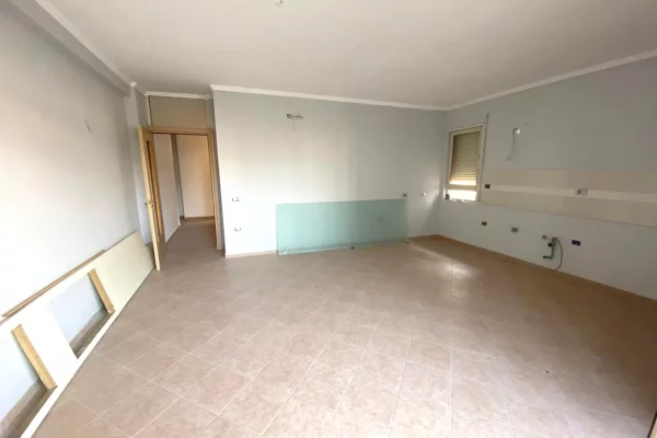 Shitet 2+1+2 Liqeni I Thate Prane Radisson Hotel 225.000€