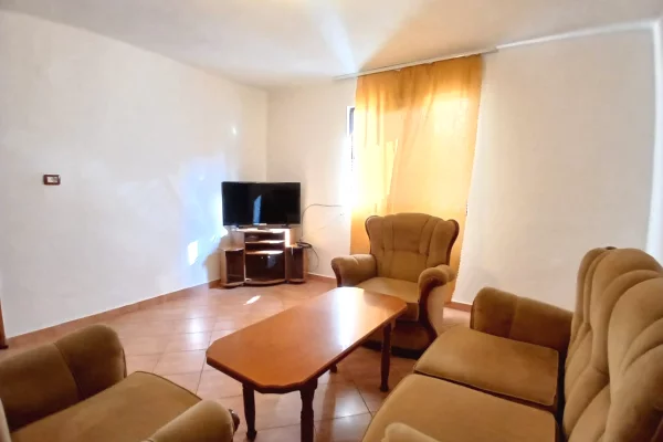 Shtepi me qera Shtepi Private ne Tirane, 1+1, Mobilimi E mobiluar, Pagesa 35,000  Leke.