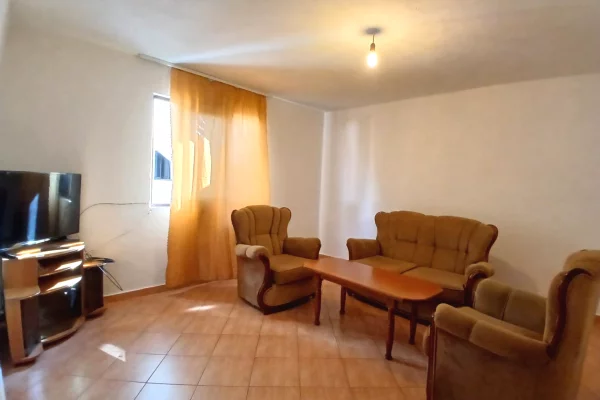 Shtepi me qera Shtepi Private ne Tirane, 1+1, Mobilimi E mobiluar, Pagesa 35,000  Leke.