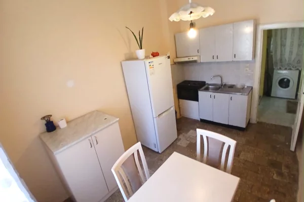 Shtepi me qera Apartament ne Tirane, 1+1, Mobilimi E mobiluar, Pagesa 45,000  Leke.