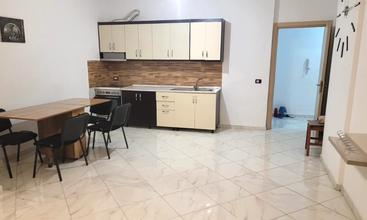 Shtepi me qera Apartament ne Tirane, 2+1, Mobilimi Bosh, pa mobiluar, Pagesa 35,000  Leke.