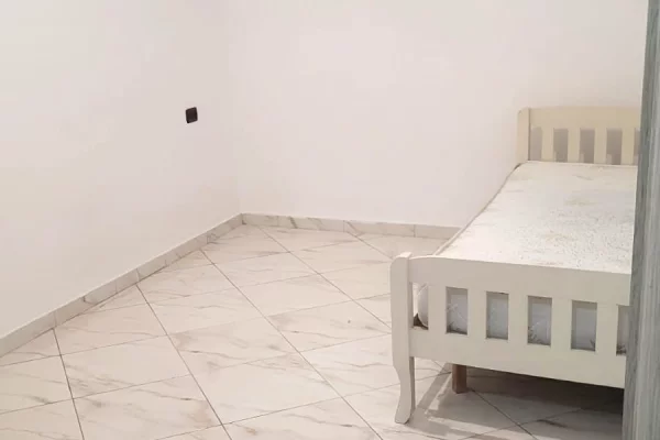 Shtepi me qera Apartament ne Tirane, 2+1, Mobilimi Bosh, pa mobiluar, Pagesa 35,000  Leke.