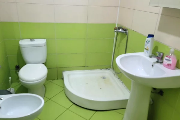 Shtepi me qera Apartament ne Tirane, 2+1, Mobilimi Bosh, pa mobiluar, Pagesa 35,000  Leke.