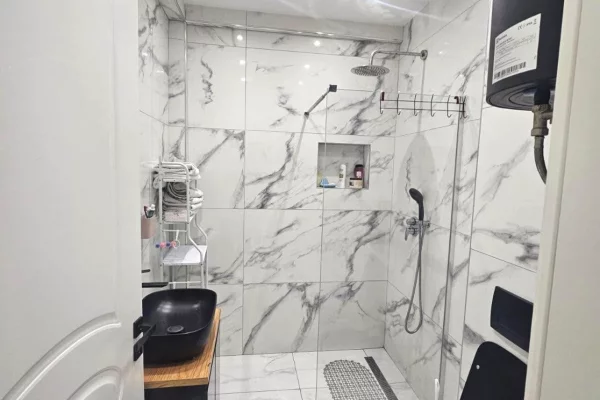Shtepi me qera Apartament ne Tirane, 2+1, Mobilimi E mobiluar, Pagesa 75,000  Leke.