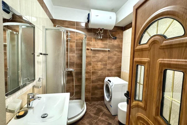 Shtepi me qera Apartament ne Tirane, 2+1, Mobilimi E mobiluar, Pagesa 700  Euro.