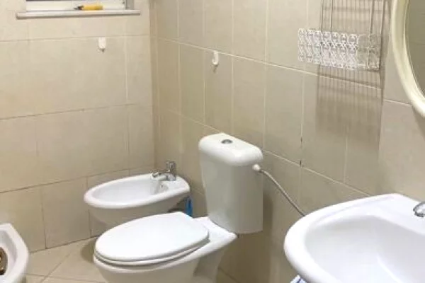Shtepi me qera Apartament ne Tirane, 3+1, Mobilimi E mobiluar, Pagesa 55,000  Leke.