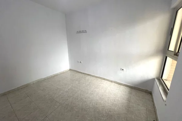 Shtepi me qera Apartament ne Tirane, 1+1, Mobilimi Bosh, pa mobiluar, Pagesa 35,000  Leke.