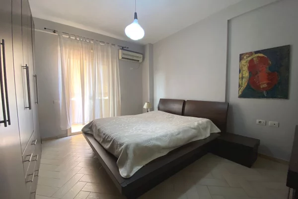 Shtepi me qera Apartament ne Tirane, 2+1, Mobilimi E mobiluar, Pagesa 55,000  Leke.