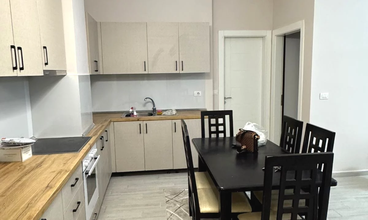 Shtepi me qera Apartament ne Tirane, 1+1, Mobilimi E mobiluar, Pagesa 50,000  Leke.