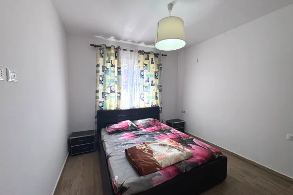Shtepi me qera Apartament ne Tirane, 2+1, Mobilimi E mobiluar, Pagesa 50,000  Leke.