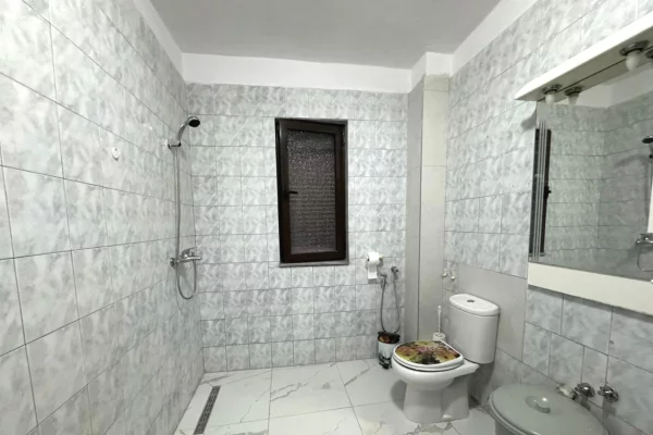 Shtepi me qera Apartament ne Tirane, 2+1, Mobilimi E mobiluar, Pagesa 52,000  Leke.