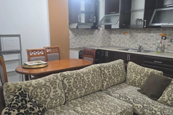 Shtepi me qera Apartament ne Tirane, 2+1, Mobilimi E mobiluar, Pagesa 45,000  Leke.