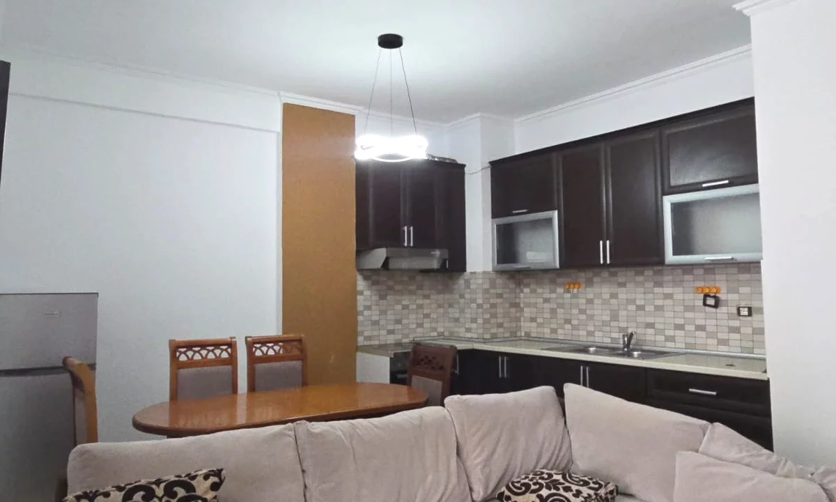 Shtepi me qera Apartament ne Tirane, 2+1, Mobilimi E mobiluar, Pagesa 45,000  Leke.