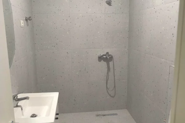 Shtepi me qera Apartament ne Tirane, 3+1, Mobilimi E mobiluar, Pagesa 100,000  Leke.