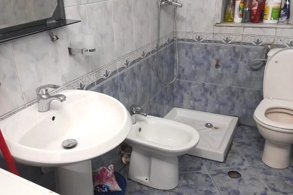Shtepi me qera Apartament ne Tirane, 2+1, Mobilimi E mobiluar, Pagesa 50,000  Leke.