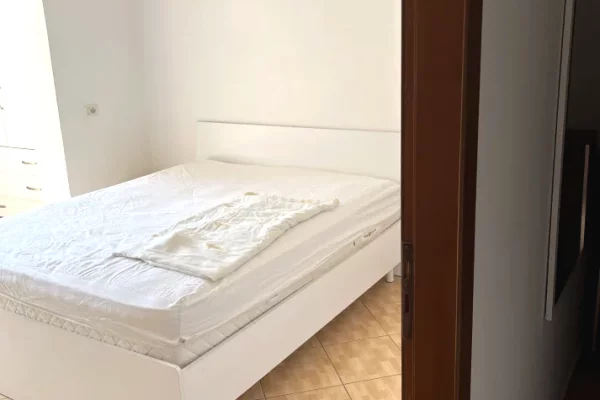 Shtepi me qera Apartament ne Tirane, 1+1, Mobilimi E mobiluar, Pagesa 40,000  Leke.