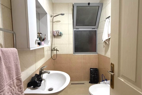 Shtepi me qera Apartament ne Tirane, 2+1, Mobilimi E mobiluar, Pagesa 55,000  Leke.