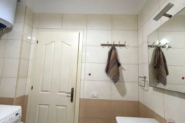 Shtepi me qera Apartament ne Tirane, 2+1, Mobilimi E mobiluar, Pagesa 55,000  Leke.