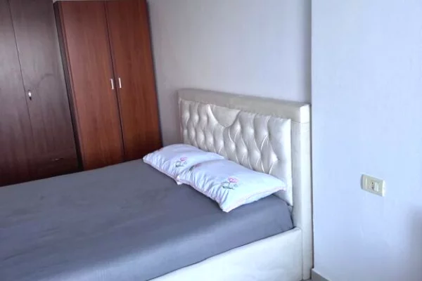 Shtepi me qera Apartament ne Tirane, 1+1, Mobilimi E mobiluar, Pagesa 40,000  Leke.