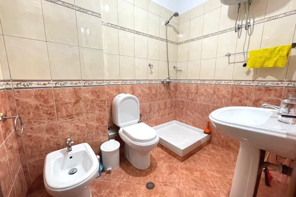 Shtepi me qera Apartament ne Tirane, 2+1, Mobilimi E mobiluar, Pagesa 700  Euro.