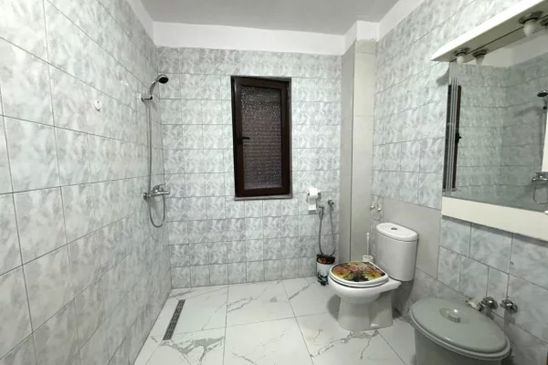 Shtepi me qera Apartament ne Tirane, 2+1, Mobilimi E mobiluar, Pagesa 46,000  Leke.