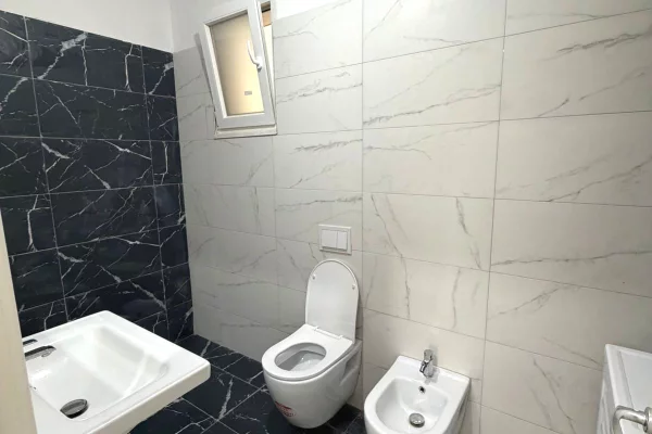 Shtepi me qera Apartament ne Tirane, 2+1, Mobilimi E mobiluar, Pagesa 60,000  Leke.