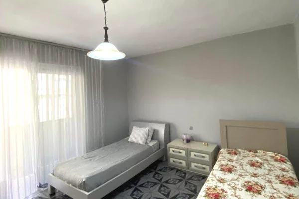 Shtepi me qera Apartament ne Tirane, 2+1, Mobilimi E mobiluar, Pagesa 55,000  Leke.