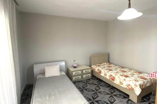 Shtepi me qera Apartament ne Tirane, 2+1, Mobilimi E mobiluar, Pagesa 55,000  Leke.