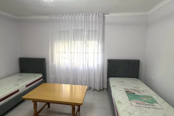 Shtepi me qera Apartament ne Tirane, 3+1, Mobilimi E mobiluar, Pagesa 80,000  Leke.