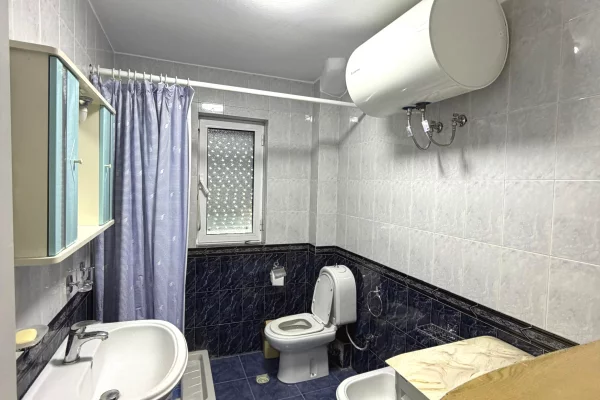 Shtepi me qera Apartament ne Tirane, 3+1, Mobilimi E mobiluar, Pagesa 80,000  Leke.