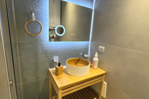 Shtepi me qera Apartament ne Tirane, 1+1, Mobilimi E mobiluar, Pagesa 85,000  Leke.