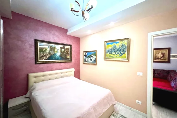 Shtepi me qera Shtepi Private ne Tirane, 1+1, Mobilimi E mobiluar, Pagesa 50,000  Leke.