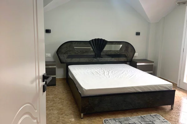 Shtepi me qera Apartament ne Tirane, 2+1, Mobilimi E mobiluar, Pagesa 65,000  Leke.