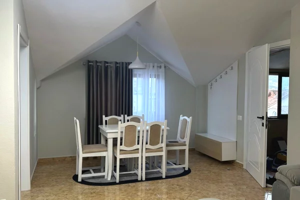 Shtepi me qera Apartament ne Tirane, 2+1, Mobilimi E mobiluar, Pagesa 65,000  Leke.