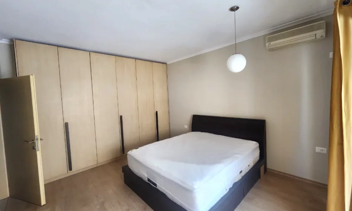 Shtepi me qera Apartament ne Tirane, 2+1, Mobilimi E mobiluar, Pagesa 80,000  Leke.